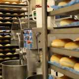 Si tratta dei normali laboratori che riforniscono da sempre i bar dei dolci da offrire a colazione, solo che a partire dagli anni 70 molti di essi hanno cominciato a vendere al dettaglio anche ai singoli consumatori del "popolo della notte"